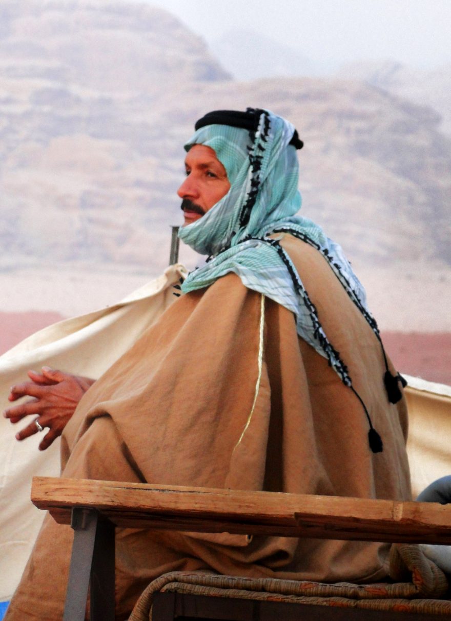 Šátek jako ochrana proti písku a slunci, Wádí Rum, Jordánsko
