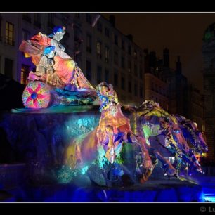 Fontána Bartholdi oživlá pomocí série projektorů, Lyon, Francie
