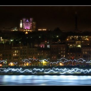 Nábřeží Saony pod bazilikou Fourvière, Lyon, Francie