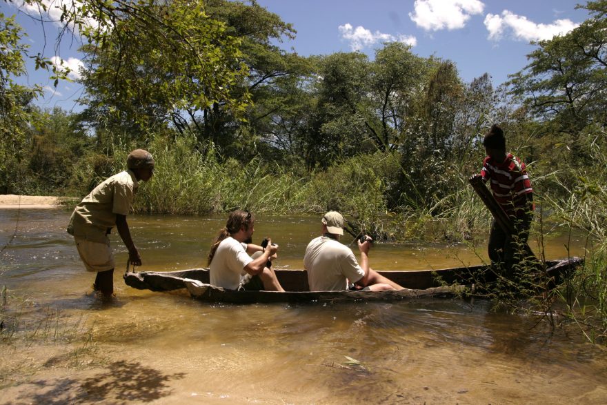 Kánoe vydlabaná ve kmeni stromu zrovna neměla tonáž na těžkou evropskou váhu. Doplula ale bezpečně, Camp Kwando, Namibie