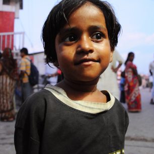 Holčička u chrámu, Janakpur, Nepál