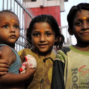 Děti u chrámu, Janakpur, Nepál