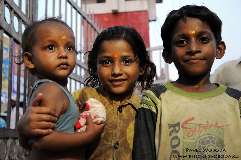 Děti u chrámu, Janakpur, Nepál