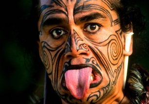 Z orastarých tardic vychází dodnes velmi oblíbené maorské tetování.