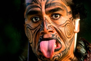 Z orastarých tardic vychází dodnes velmi oblíbené maorské tetování.