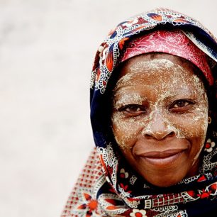 Žena zahalená v tradiční pestré  capulaně, Mosambik