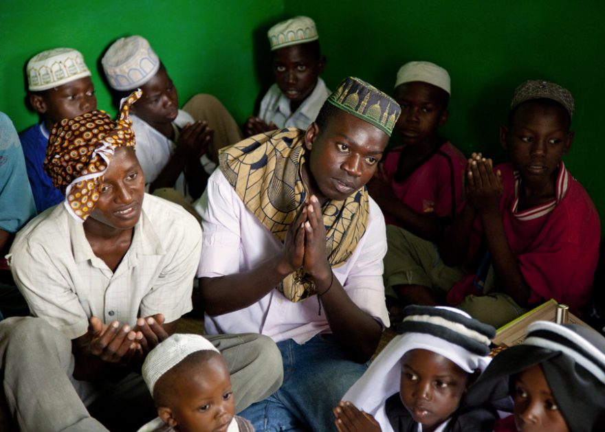 Chlapci čekají v mešitě několik dní na zasvěcení, Mosambik