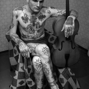 Vězeň má tetování po celém těle