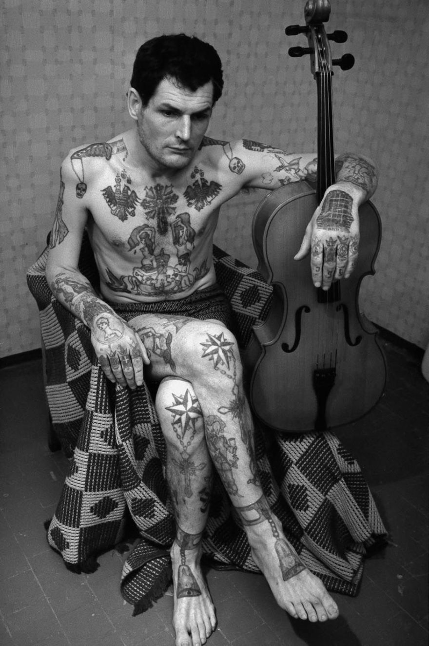 Vězeň má tetování po celém těle