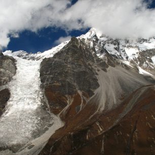 Pohled na ledovec při aklimatizačním výstupu