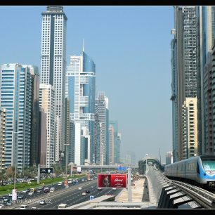 Tam, kde byla ještě před několika lety poušť, teď stojí megastavby a zázraky ze skla a oceli.