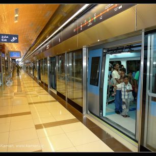 Do kolejiště není možné spadnout, protože jej chrání prosklené dveře. 