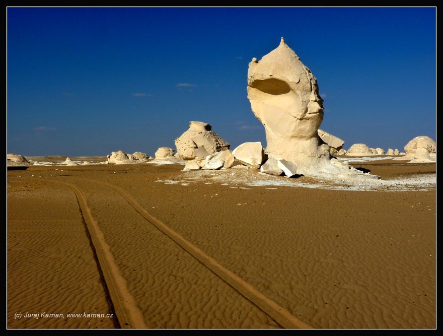 Turisté přijedou, odhodí, odjedou.