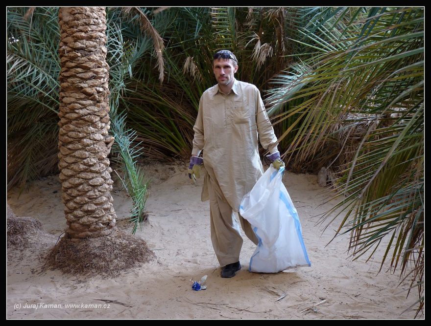 Juran Kaman sbírá odpadky v poušti.