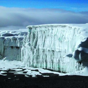 Pomalu, ale jistě mizející ledovce z kráteru nejvyšší hory Afriky - Kilimandžára, Tanzánie