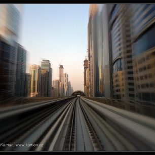 Výhled z dubajského metra. 