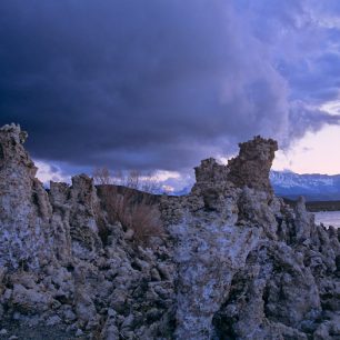 Když se přiženou bouřkové mraky, vypadá Mono Lake velmi tajemně, až mysticky. 