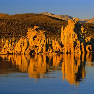 Za svítání je všechno kolem jako ze zlata. V poledne jsou tufové útvary špinavě bílé. Navečer krajina zase zlátne. Když se někdy nebe zbarví do krvava, pak „hoří“ úplně všechno - nebe i celé jezero.