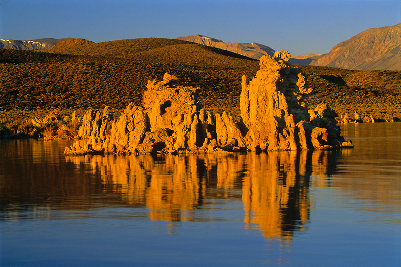 Za svítání je všechno kolem jako ze zlata. V poledne jsou tufové útvary špinavě bílé. Navečer krajina zase zlátne. Když se někdy nebe zbarví do krvava, pak „hoří“ úplně všechno - nebe i celé jezero.