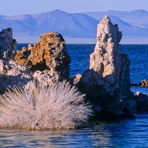 Před třemi až čtyřmi miliony lety se zdviháním a klesáním kontinentálních desek vytvořila na úpatí vznikající Sierry Nevady kotlina a postupně se naplnila vodou. Před dvanácti tisíci lety, za doby ledové, tu vzniklo rozlehlé prajezero - pětkrát větší než 