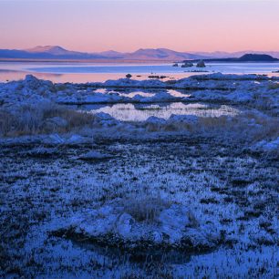 Všechno kolem jezera - kameny, stébla trávy i keříky – je ale slané, ojíněné drobnými krystalky soli. Díky současné přísné ochraně voda v jezeře zase pozvolna přibývá. Nebude trvat dlouho a menší špičky vápencových tuf zmizí pod hladinou.  