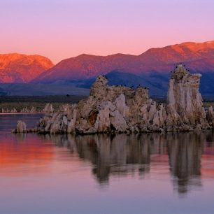 Mohutné pohoří zadržující vláhu, vysoká nadmořská výška, velké výkyvy teplot, podvodní prameny nasycené minerály a vysoký obsah soli ve vodě vykouzlily krajinu plnou kontrastů.