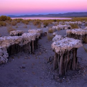 Styk pramenité vody, nasycené vápníkem, s jezerní vodou, bohatou na uhličitany, vyvolal chemickou reakci a vznikl tak pevný vápenec. Kolem podvodních pramenů začaly pomalu vyrůstat věžičky a věže, takzvané subakvatické tufy. Když je klesající voda odhalil
