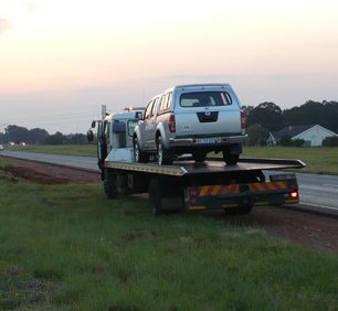 Konečně přijelo nové auto a my za soumraku můžeme opravdu opustit aglomeraci Johannesburgu. (foto J. Ptáček)