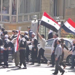 Pochod Drůzů v pátek odpoledne v poměrně ortodoxní sunitské čtvrti Muhajereen