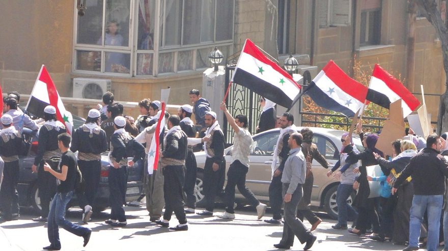 Pochod Drůzů v pátek odpoledne v poměrně ortodoxní sunitské čtvrti Muhajereen