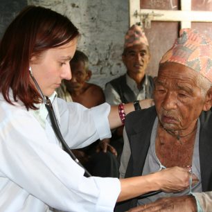 Pomoc v místní nemocnici, Nepál