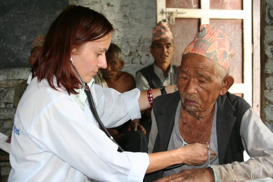 Pomoc v místní nemocnici, Nepál