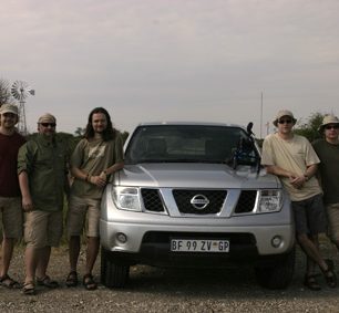 Po nočním odpočinku máme chuť na další cestu. Zleva Šedivák, Martin, Abdul a na druhéstraně auta to jistí Čoud a Ptačíno. (foto M. Šíl)