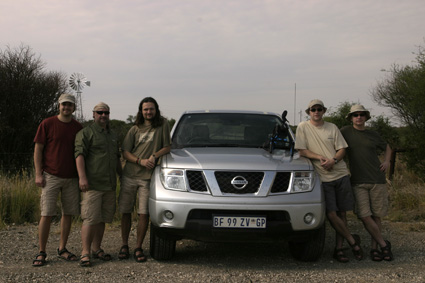 Po nočním odpočinku máme chuť na další cestu. Zleva Šedivák, Martin, Abdul a na druhéstraně auta to jistí Čoud a Ptačíno. (foto M. Šíl)