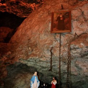 Legendickou léčbu šílenců připomínají okovy na přírodním oltáři jeskyně, Libanon
