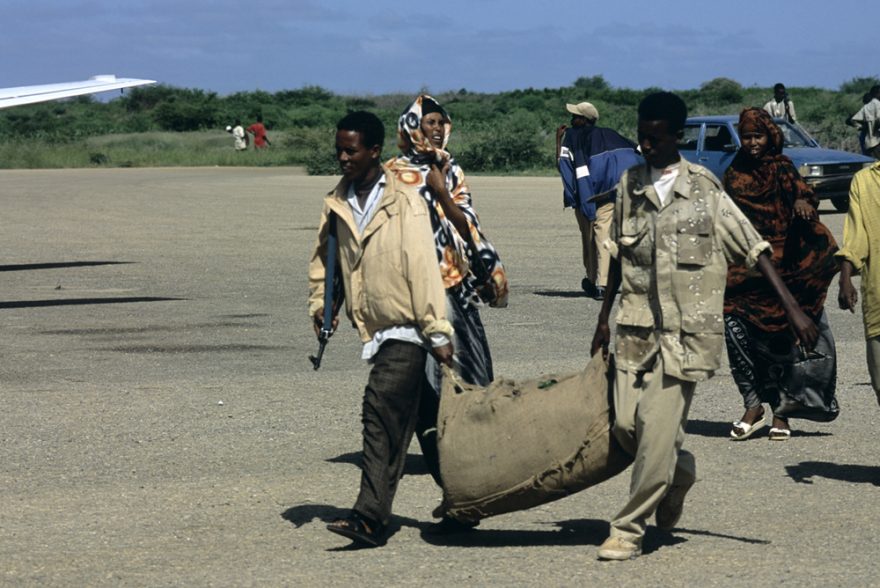Rychlost, s jakou muži vyloží z letadla náklad drogy, je neuvěřitelná, Somálsko