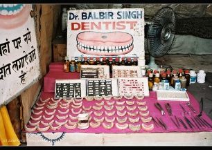 Nejsofistikovanějším vybavením ordinace Dr Singha je pravděpodobně nefunkční stolní ventilátor, Indie