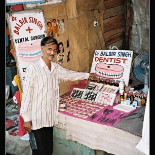 Dentální chirurg Dr Balbir Singh je na svoji zubní ambulanci patřičně hrdý, Indie