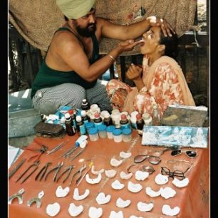 Specialista provozující souběžně praxi zubního i očního lékaře. Snad to nepoplete, Indie