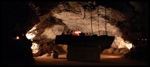 Okovy v jeskyni šílenství