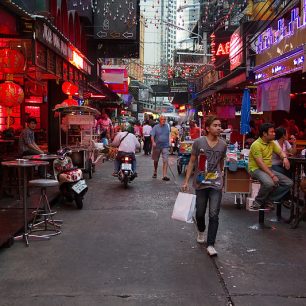 Čvrť Soi Cowboy v Bangkoku. Ten německý turista v modré košili tam nejspíš není kvůli buddhistickým památkám...