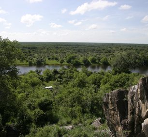  Ze skalnatého pahokru je rozhled do širého kraje. Ta stříbrná tečka dole je náš vůz.