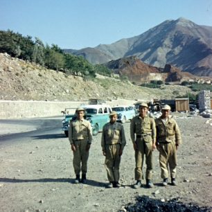 Skupinka vojáků na cestě do areálu Poličarchí. Vojenský areál, kde se montovaly zbraně, dovážené ze soc. zemí. 1965, Afghánistán