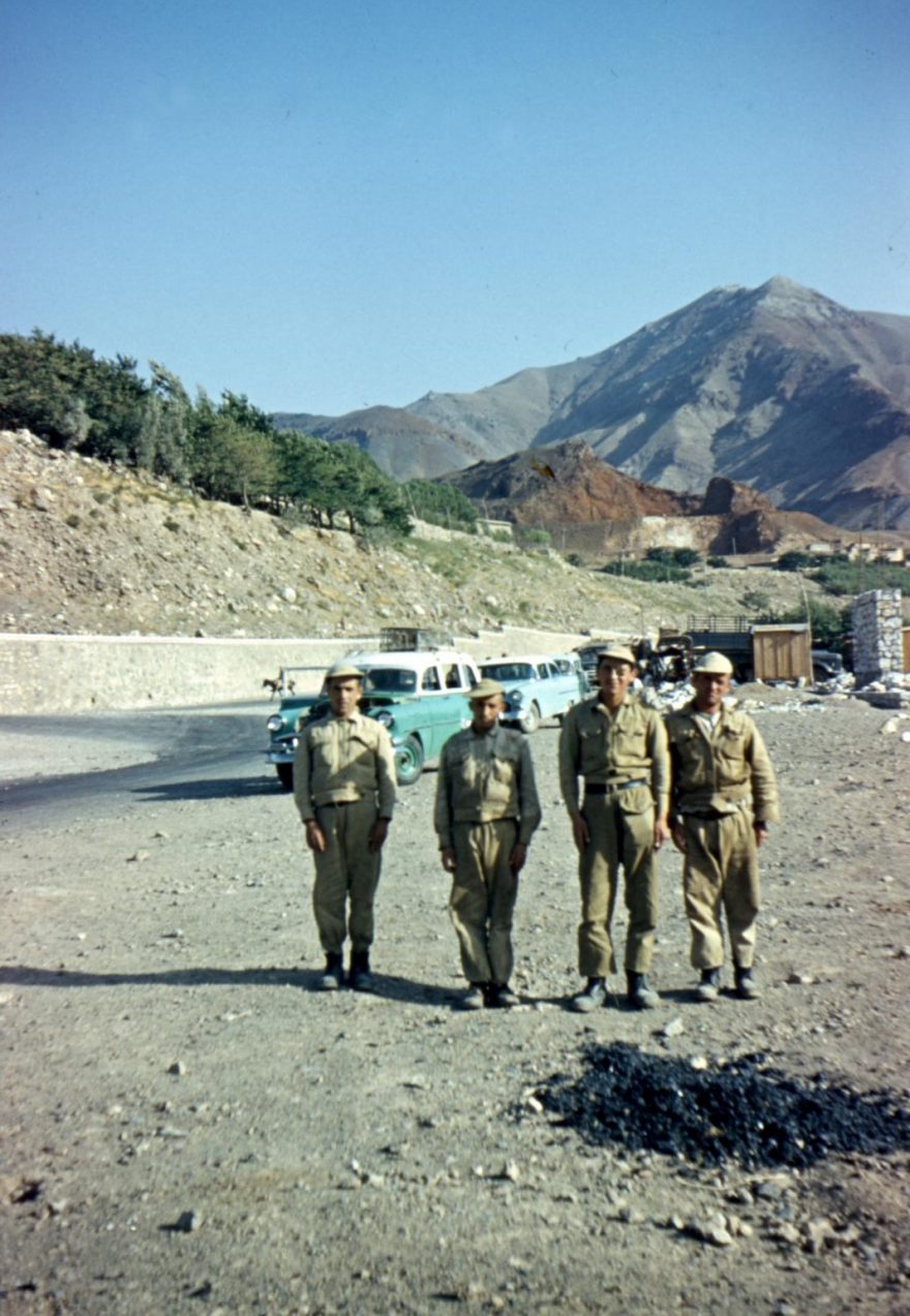 Skupinka vojáků na cestě do areálu Poličarchí. Vojenský areál, kde se montovaly zbraně, dovážené ze soc. zemí. 1965, Afghánistán
