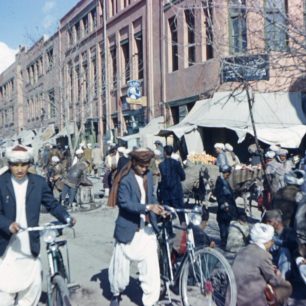 Obchodní centrum v Kábulu. Dopravní špička na silnici i na chodníku, Afghánistán