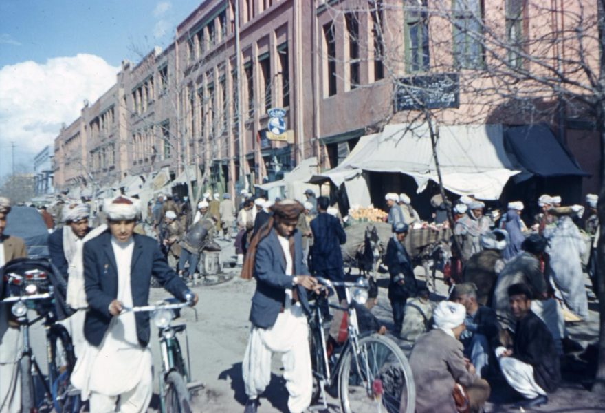 Obchodní centrum v Kábulu. Dopravní špička na silnici i na chodníku, Afghánistán