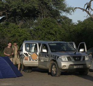 Večer v kempu v Chobe. Důkaz, že nejméně tři členové ještě dokážou stát bez pomoci.