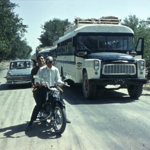 Výpadovka z Kábulu. Jedná se patrně o zámožnější cestující, neboť nejdou pěšky ani nejedou na oslu, Afghánistán