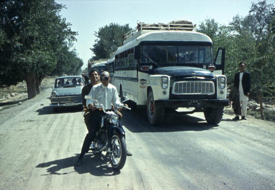 Výpadovka z Kábulu. Jedná se patrně o zámožnější cestující, neboť nejdou pěšky ani nejedou na oslu, Afghánistán