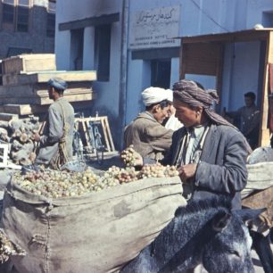 Před prodejem na bazaru je třeba zboží ještě zkontrolovat, Afghánistán